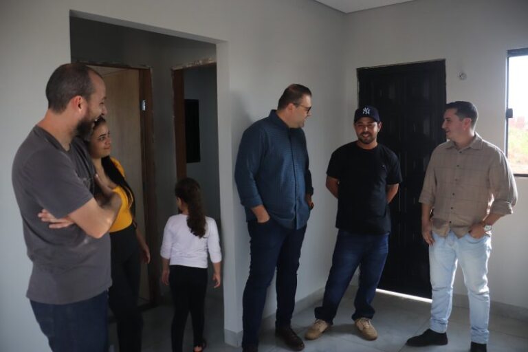 Prefeitura entrega primeira casa do projeto “Vida Nova Autoconstrução”