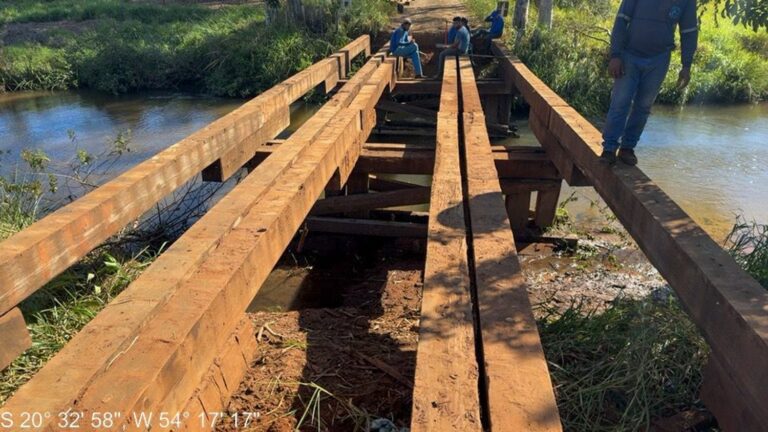 Prefeitura interdita passagem sobre o córrego Ceroula na CG-222 para reforma da ponte