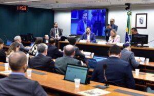 Presidente da Anatel quer usar CPF para verificar perfis em redes sociais