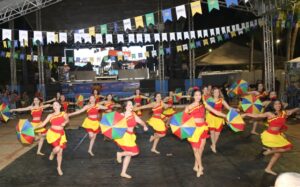 Primeiro dia do 22º Arraial de Santo Antônio lota Praça do Rádio com mais de 10 mil pessoas