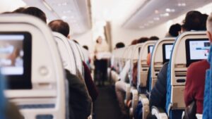 Reclinar o assento no avião faz de você um idiota, dizem especialistas
