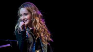 Sabrina Carpenter anuncia ‘Short N’ Sweet’ em vinil azul