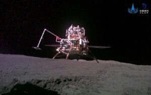 A sonda lunar chinesa Chang'e-6 logo após pousar no lado oculto da Lua, em 3 de junho de 2024