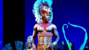 Tiago Barbosa retorna ao palco do Teatro Renault após 11 anos como Simba no musical “O Rei Leão”