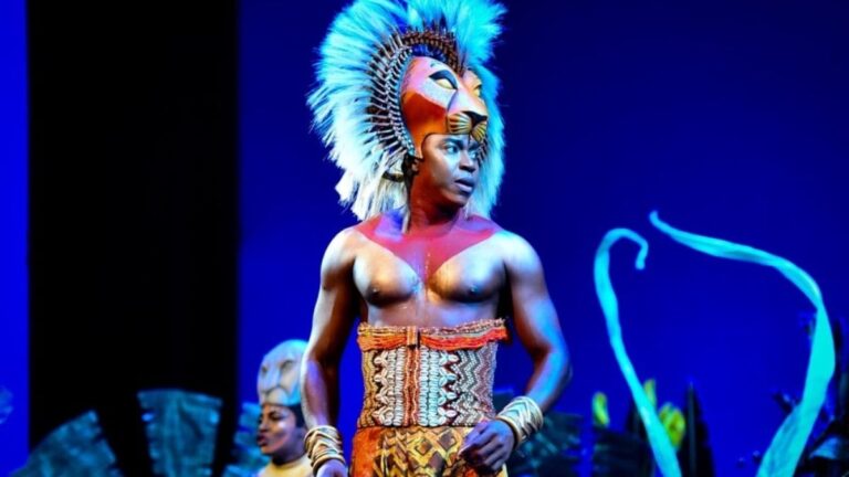 Tiago Barbosa retorna ao palco do Teatro Renault após 11 anos como Simba no musical “O Rei Leão”