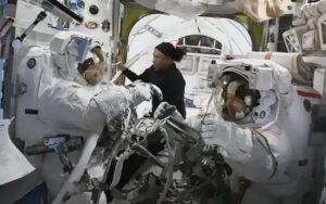 Vazamento de água em traje de astronauta cancela caminhada espacial