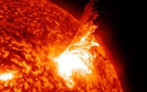 Veja o Sol engolindo sua própria erupção neste vídeo da NASA