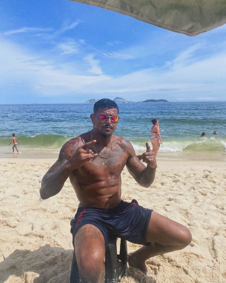 O vendedor de morango que chamou a atenção por vender os produtos sem camisa Reprodução/Instagram