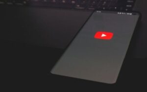 YouTube testa notas da comunidade em vídeos para combater desinformação