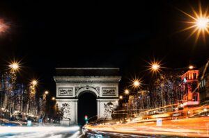 Champs-Élysées e Arco do Triunfo: passeie pela avenida mais famosa do mundo e suba até o topo do Arco do Triunfo para garantir outra vista espetacular.  Craig Philbrick/Unsplash