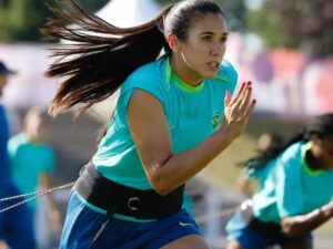 A quatro dias da estreia na Olimpíada, seleção feminina treina na França