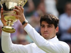 Alcaraz conquista bicampeonato no tênis após vencer Djokovic na final de Wimbledon