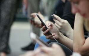 Amazon e ML levam Anatel à Justiça para rever cautelar dos celulares pirata