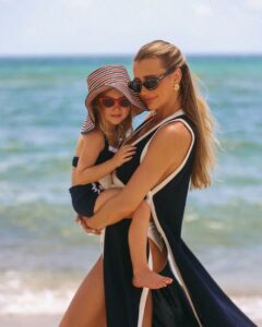 Ana Paula Siebert curte dia ensolarado agarradinha com a filha Vicky Reprodução Instagram/ Ana Paula Siebert/ Franklin Maimone