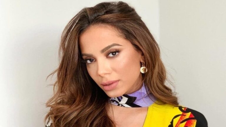 Anitta se emociona com inauguração de escola que ajudou a construir