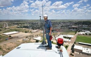 O técnico em turbinas eólicas Terrill Stowe, em Tucumcari, Novo México, em 11 de julho de 2024