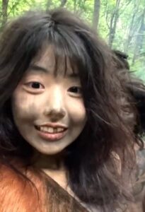 Influenciadora chinesa compartilhou vídeos dos atores interpretando homens primitivos em floresta localizada dentro de resort chines Reprodução/Xiaohongshu