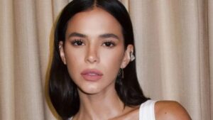 Bruna Marquezine estreia como diretora em videoclipe de João Lucas