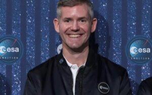 O ex-campeão paralímpico britânico John McFall sorri durante a apresentação da nova geração de candidatos a astronautas da Agência Espacial Europeia, em 23 de novembro de 2022 em Paris