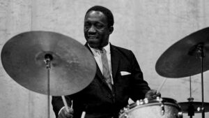 Confira a lista dos 50 maiores bateristas de jazz de todos os tempos, segundo site