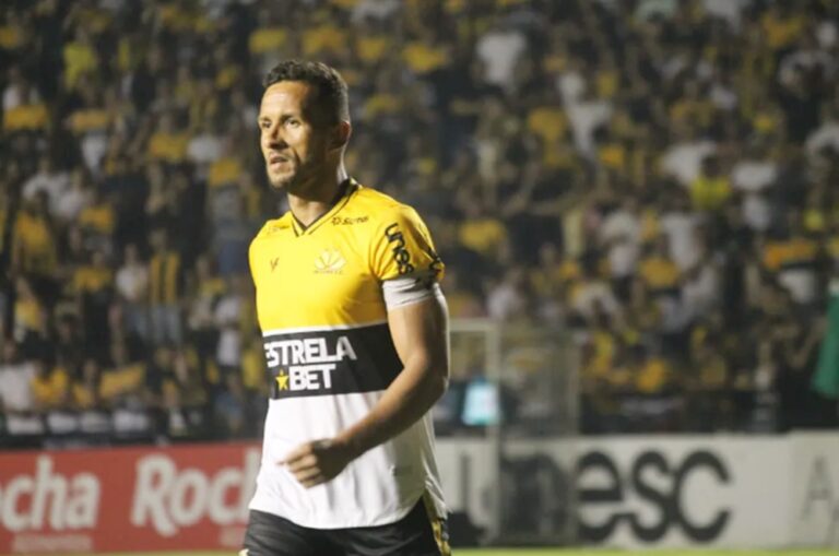 Coxinense marca gol histórico pelo Criciúma em partida polêmica contra o Flamengo