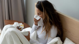 Dormir com cabelo molhado dá gripe? Vitamina C evita a doença? Veja mitos e verdades