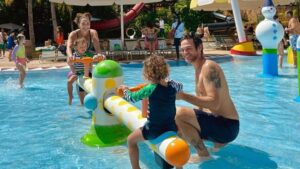 Fabiula Nascimento e Emilio Dantas brincam em gangorra aquática com os filhos gêmeos Roque e Raul Reprodução Instagram - 2.7.2024
