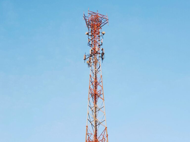 Empresária relata furto de equipamentos em torre de internet em Costa Rica