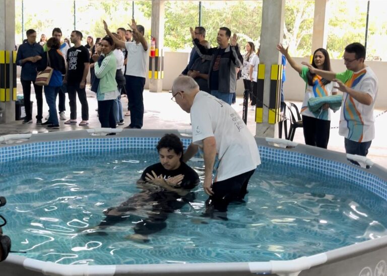 Alexander passou por batismo na igreja evangélica Divulgação