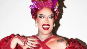 Gloria Groove faz homenagem à Carmen Miranda em Portugal