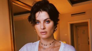 Isabeli Fontana faz top less em praia em Miami e seguidores reagem: 'Espetáculo'