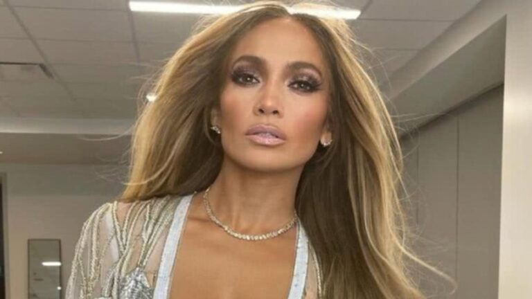 Jennifer Lopez mantém aliança de casamento com Ben Affleck