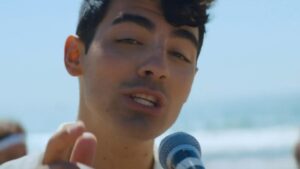 Joe Jonas brinca sobre antiga era de cabelo liso: ‘Menos favorito’