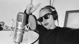 Lady Gaga compartilha novas fotos em estúdio
