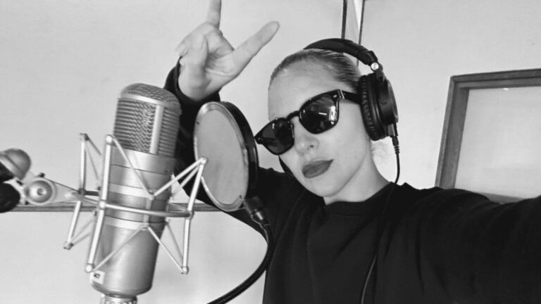 Lady Gaga compartilha novas fotos em estúdio