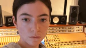 Lorde compartilha fotos em estúdio