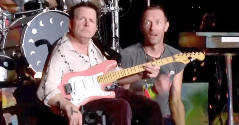 Michael J. Fox toca guitarra em show de Coldplay