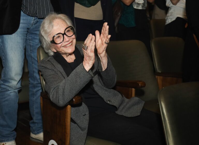 Aos 95 anos Nathalia Timberg surge sorridente em estreia de EGOBrazil