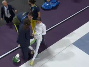 Nathalie Moellhausen passa mal durante estreia da esgrima nas Olimpíadas de Paris