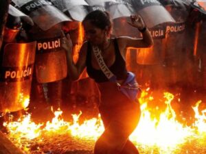 Seis pessoas morreram em protestos contra vitória de Maduro na Venezuela