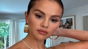 Selena Gomez reage a especulações sobre cirurgia plástica