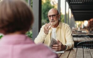 Sinais de Alzheimer podem estar na forma como conversamos