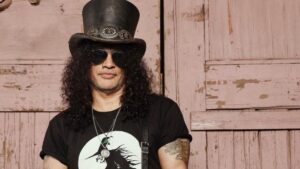 Slash comunica morte de enteada e cancela shows