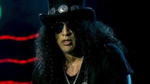 Slash não se lembra de seus primeiros shows devido ao vício do álcool