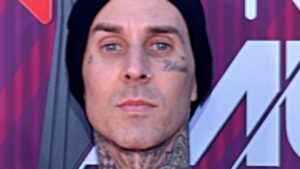 Travis Barker do Blink-182 supera medo de voar após acidente