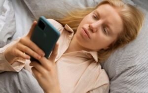 Usar celular antes de dormir atrapalha o sono?