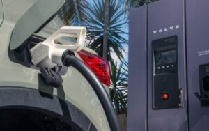 Volvo começa a cobrar por recarga em eletrificados de outras marcas
