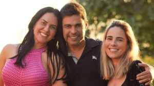 Wanessa Camargo posa ao lado do pai e de Graciele Lacerda