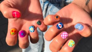 16 ideias de unhas curtas decoradas que agradam diferentes estilos