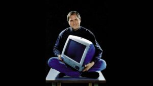 Steve Jobs posa com o primeiro iMac, lançado em 1998